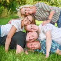 Familienfotografie Günzburg – lachende Familie im Park