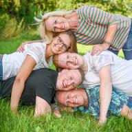 Familienfotos Günzburg – Outdoor Shooting mit Familie im Grünen