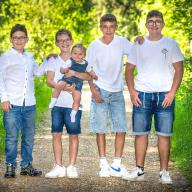 Familienfotografie Günzburg – Kinder beim Spielen im Freien
