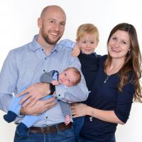Babyfotos Günzburg – Baby mit Eltern im Fotostudio