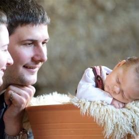 Babyfotos Günzburg – Baby mit Eltern im Fotostudio