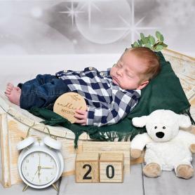 Babyfotografie Günzburg – Neugeborenes schlafend im Studio